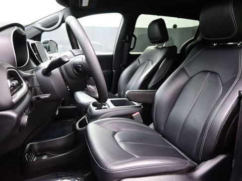 Used 2025 Chrysler Pacifica Select FWD image 9