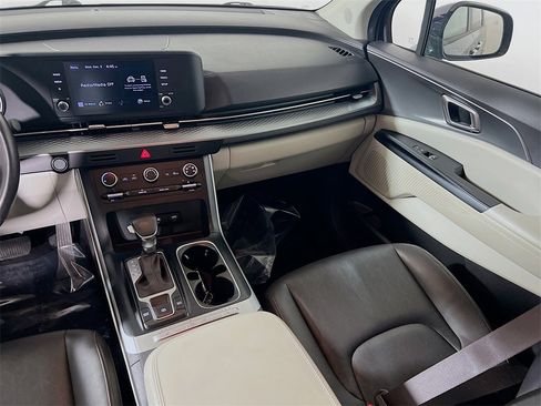 Used 2022 Kia Carnival LX image 21