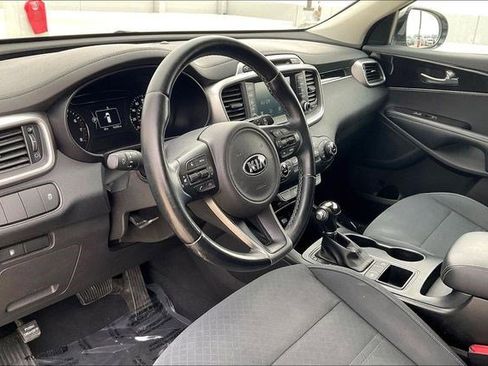 Used 2018 Kia Sorento LX image 16