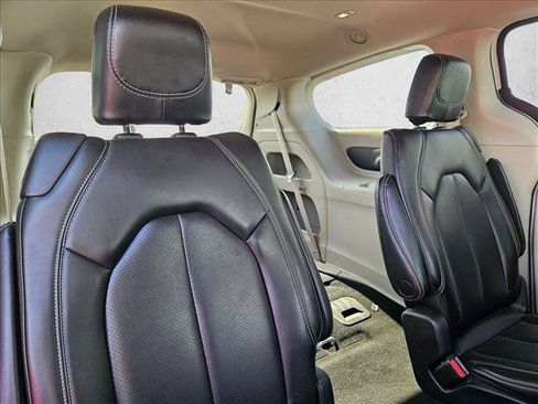 Used 2023 Chrysler Pacifica Touring-L FWD image 14
