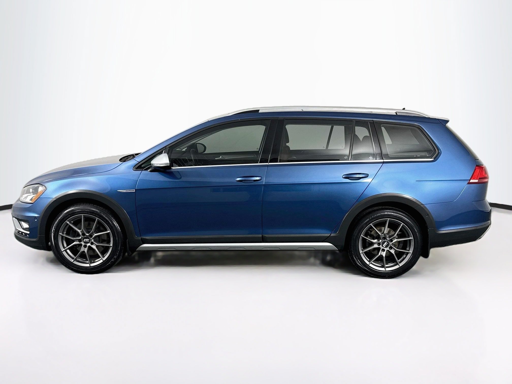 Used 2017 Volkswagen Golf Alltrack SE AWD/4WD image 11