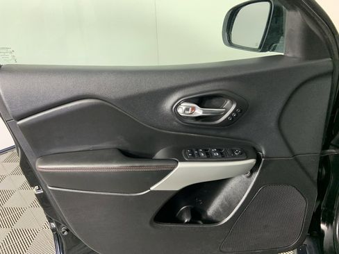 Used 2018 Jeep Cherokee Trailhawk w/ Quick Order Package 27L image 23