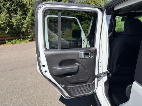 Used 2025 Jeep Wrangler Unlimited Rubicon AWD/4WD image 27