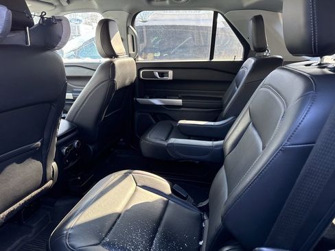 Certified 2022 Ford Explorer XLT w/ Equipment Group 202A image 8