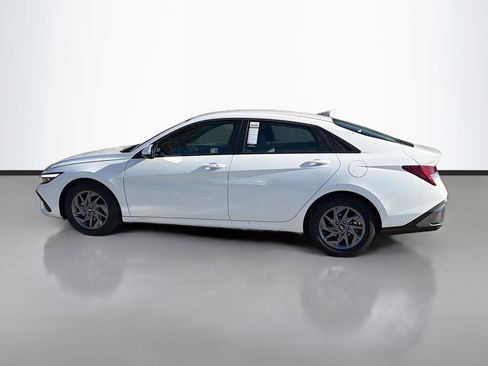 Used 2025 Hyundai Elantra Blue image 6