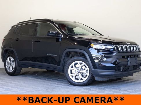 Used 2025 Jeep Compass Latitude AWD/4WD image 2