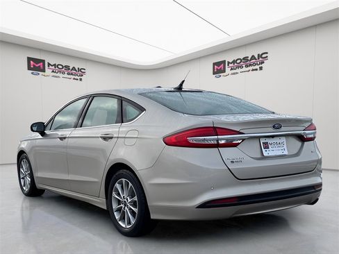 Used 2017 Ford Fusion SE w/ Fusion SE Technology Package image 5