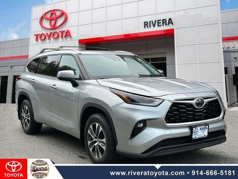Used 2021 Toyota Highlander XLE AWD/4WD image 8