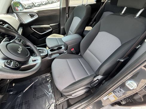 Used 2025 Kia Soul LX w/ LX Technology Package FWD image 31