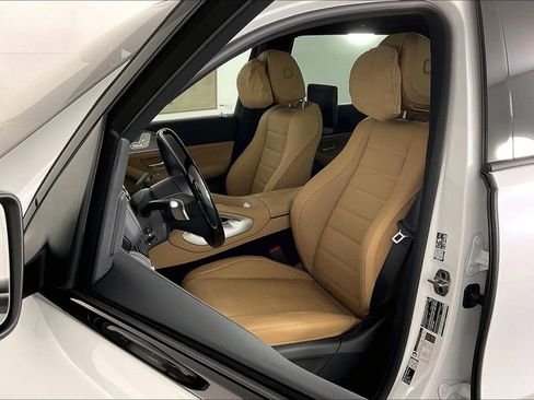 New 2026 Mercedes-Benz GLS 580 4MATIC image 9