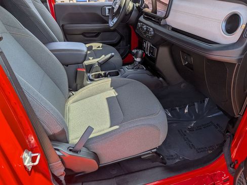 Used 2025 Jeep Wrangler Unlimited Sahara AWD/4WD image 31