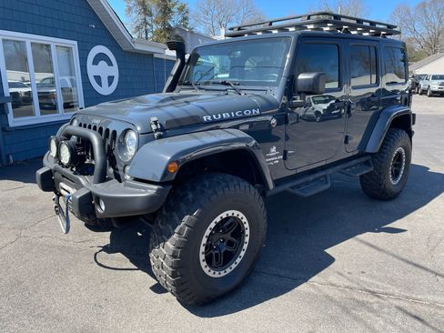 Used 2017 Jeep Wrangler Unlimited Rubicon w/ Cold Weather Group image 2