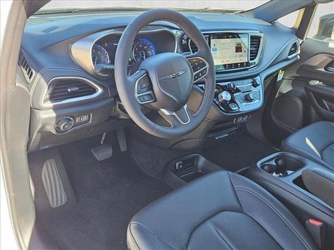 New 2025 Chrysler Pacifica Select image 9