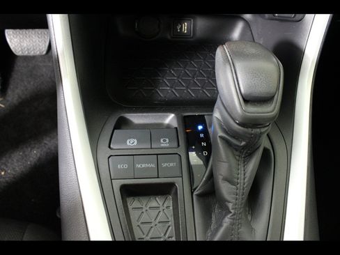 Used 2024 Toyota RAV4 XLE w/ Convenience Package FWD image 27