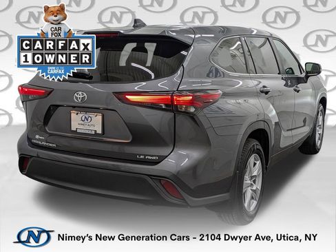 Used 2024 Toyota Highlander LE AWD/4WD image 2
