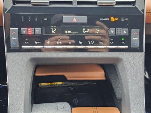 Used 2019 Toyota Avalon Limited w/ Preferred Accessory Package FWD image 16