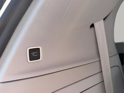 Used 2018 Chrysler Pacifica Limited w/ Advanced Safetytec Group FWD image 46
