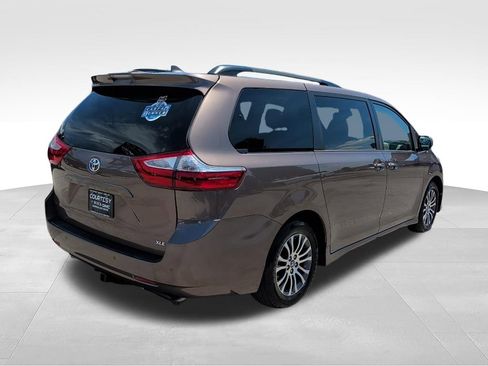 Used 2018 Toyota Sienna XLE Premium FWD image 5
