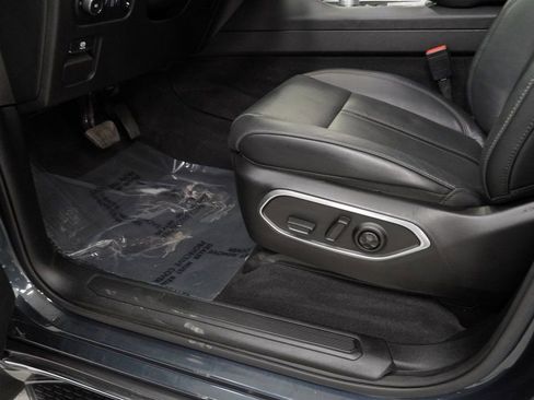 Certified 2022 Jeep Wagoneer Series III w/ Flexible Seating Group image 38