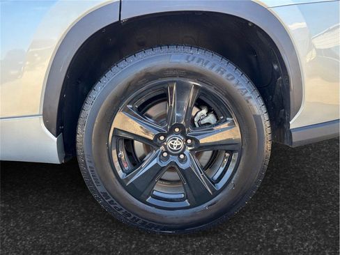 Used 2022 Toyota Highlander LE image 14