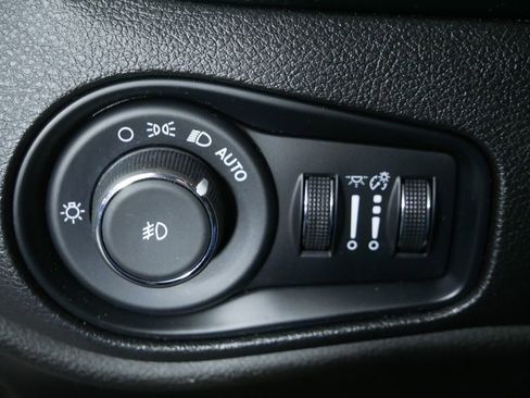 Used 2017 Jeep Renegade Latitude AWD/4WD image 24