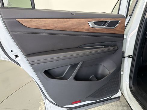 Used 2025 Volkswagen Atlas SE FWD image 26