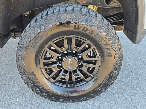 Used 2024 Chevrolet Silverado 2500 ZR2 w/ Technology Package image 11