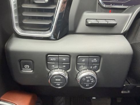 Used 2024 GMC Sierra 3500 Denali Ultimate AWD/4WD image 17