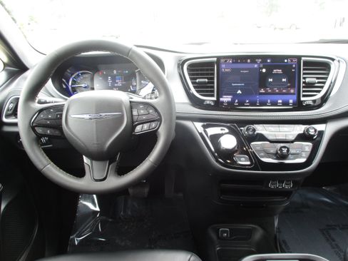 Used 2024 Chrysler Pacifica Limited FWD image 17