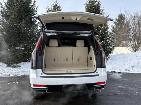 Used 2022 Cadillac Escalade Premium Luxury image 5