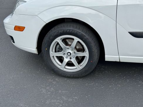 Used 2005 Ford Focus ZX4 Sedan FWD image 7