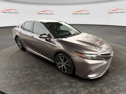 Used 2022 Toyota Camry SE FWD image 5