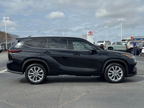 Used 2024 Toyota Highlander Limited image 7
