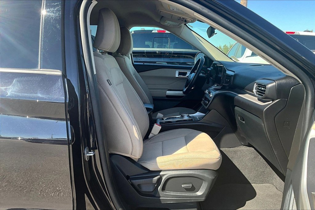 Used 2023 Ford Explorer XLT AWD/4WD image 6