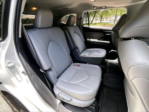 Used 2020 Toyota Highlander XLE FWD image 22