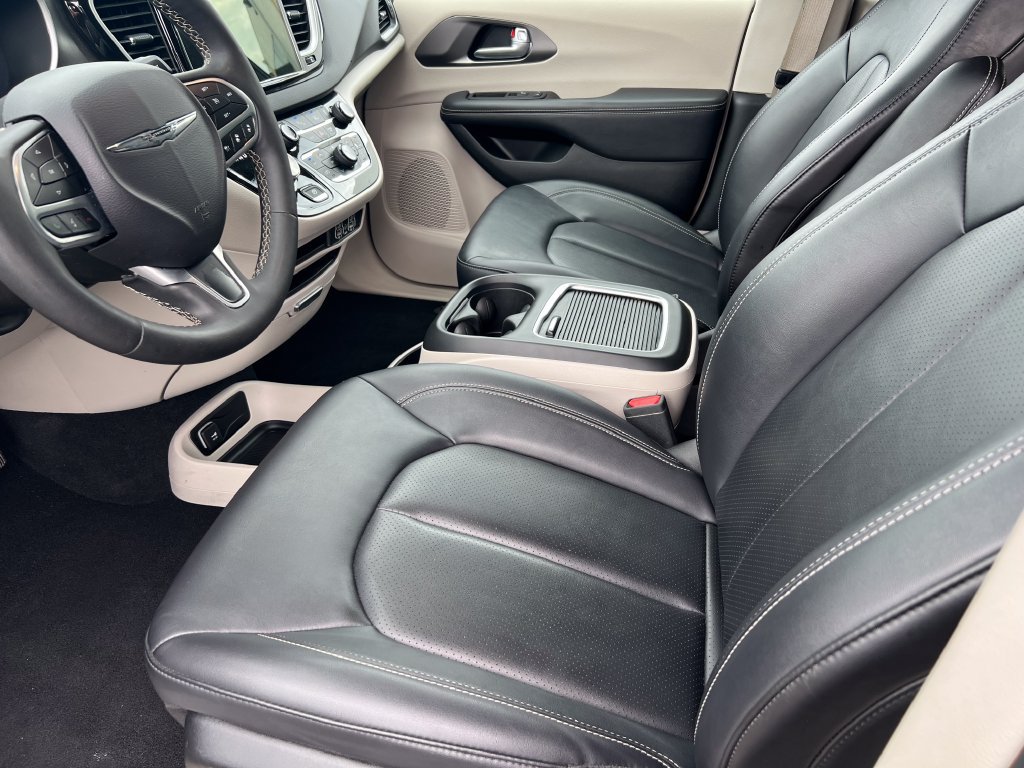 Used 2024 Chrysler Pacifica Touring-L FWD image 10