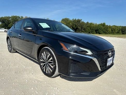 Used 2025 Nissan Altima 2.5 SV FWD image 6