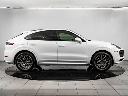 Certified 2023 Porsche Cayenne Platinum Edition image 9