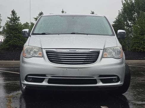 Used 2012 Chrysler Town & Country Touring-L w/ Entertainment Group #2 FWD image 3