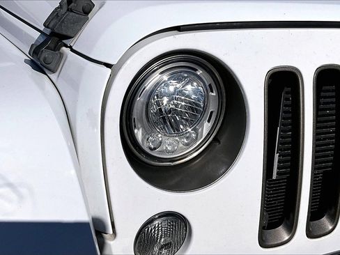 Used 2017 Jeep Wrangler Unlimited Sahara image 29