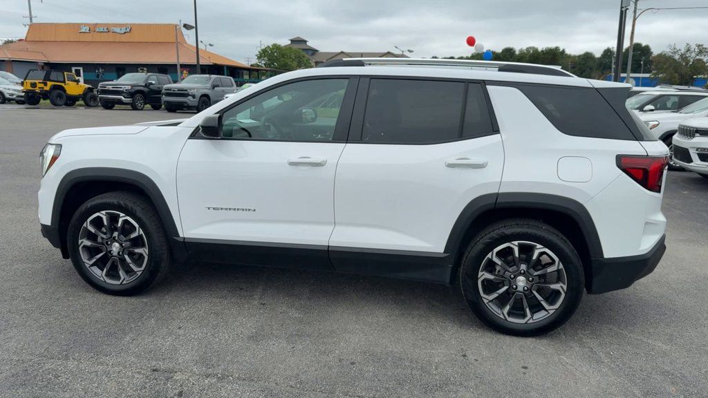 Used 2025 GMC Terrain Elevation w/ Elevation Premium Package AWD/4WD image 4