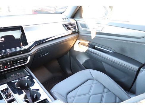 Used 2025 Volkswagen Atlas Cross Sport SE image 22