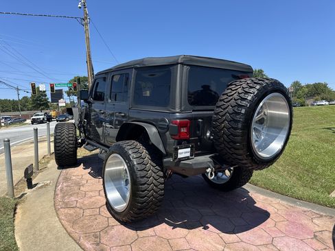 Used 2018 Jeep Wrangler Unlimited Sahara AWD/4WD image 7