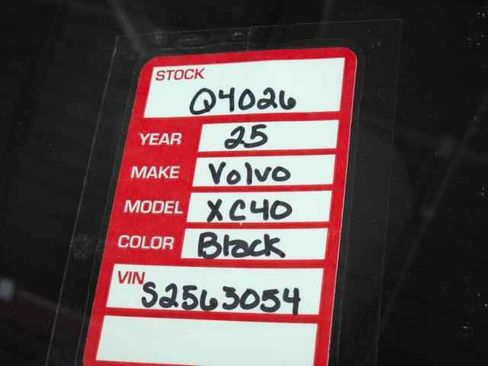 Certified 2025 Volvo XC40 B5 Plus image 34