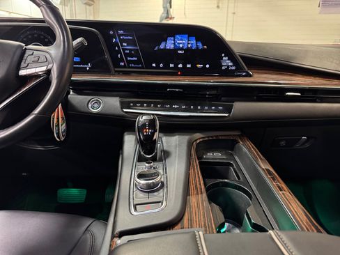 Used 2024 Cadillac Escalade Luxury AWD/4WD image 20