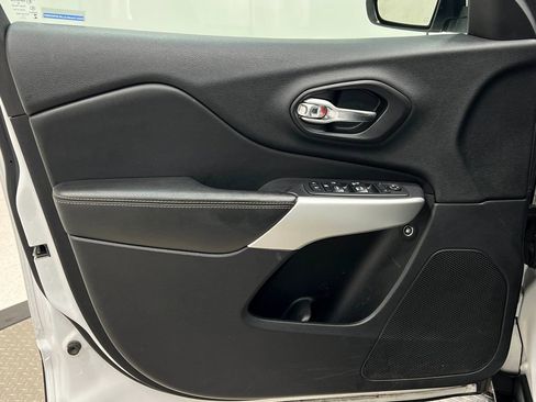 Used 2018 Jeep Cherokee Latitude Plus w/ Comfort/Convenience Group FWD image 14