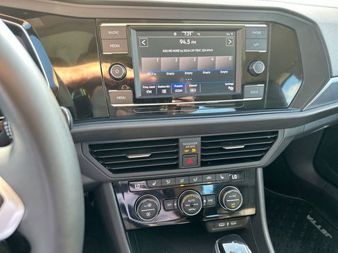 Used 2024 Volkswagen Jetta SE w/ Panoramic Sunroof Package image 16