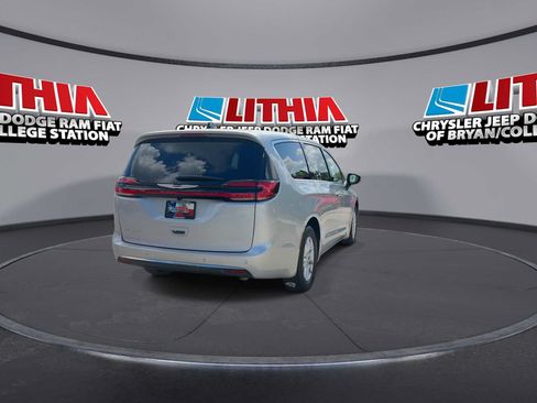 Used 2026 Chrysler Pacifica Select FWD image 7