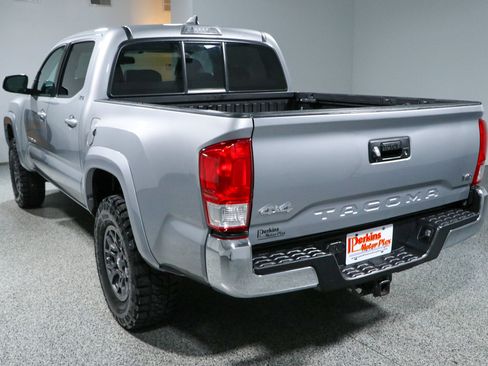 Used 2017 Toyota Tacoma SR5 AWD/4WD image 9