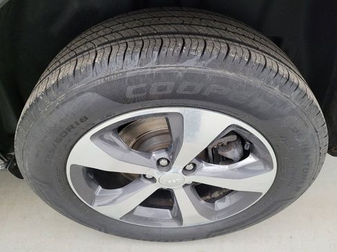 Used 2019 Jeep Cherokee Limited image 31